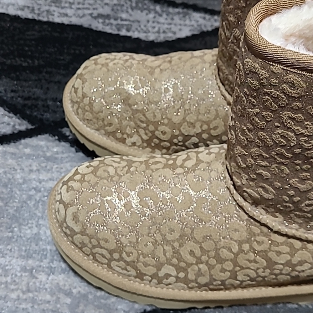UGG GLITTER SNOW LEOPARD PRINT CLASSIC SHORT CHESTNUT BOOTS - Picture 9 of 15